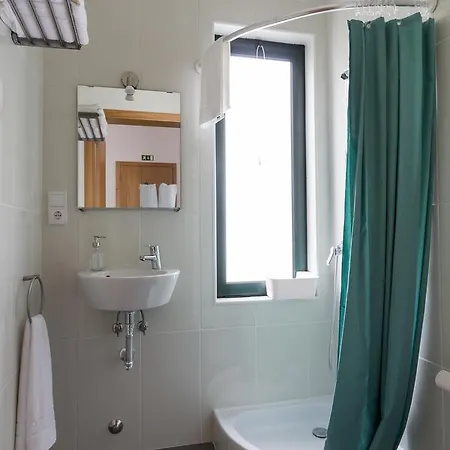 H18 Alojamento de Acomodação e Pequeno-almoço 3*