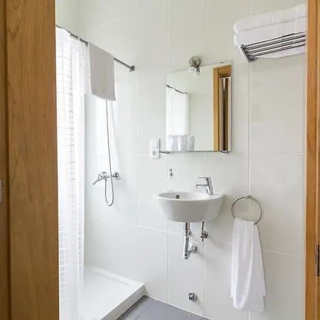 H18 Alojamento de Acomodação e Pequeno-almoço 3*